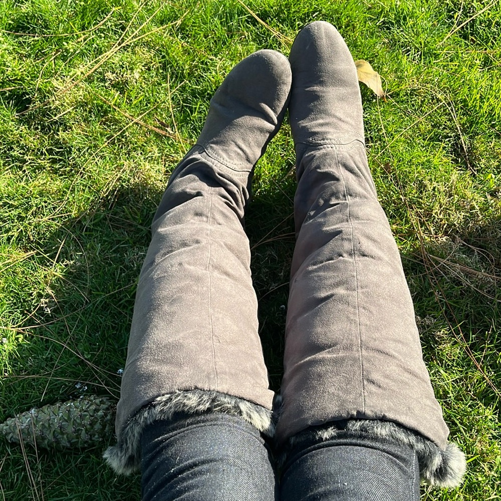Fur lined Knee High Gray Suede Slouch Boots, size 9.5